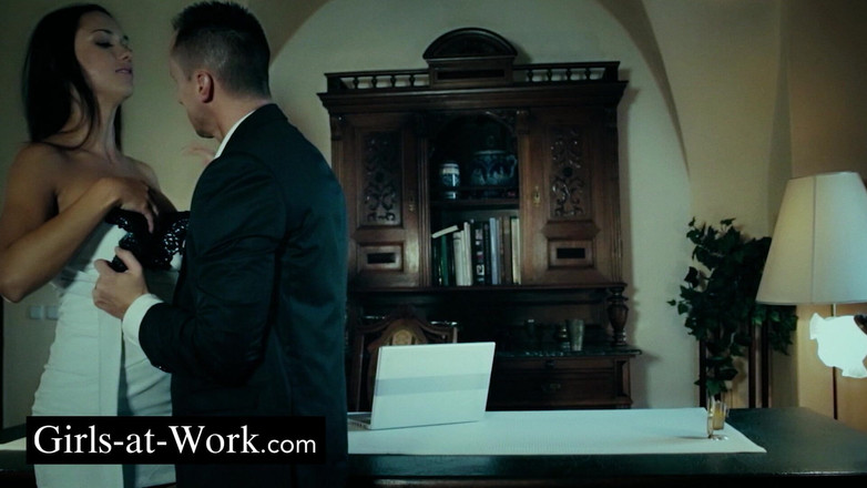 Girls At Work: Сладкое отвлечение