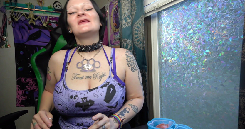 GothBunny6669: Gothic slet met grote tieten laat je genieten van hun...