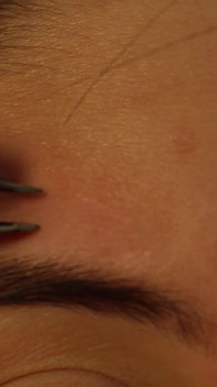 Voy a depilar mis cejas extra cerca con una pinza de cejas para que se vean bien, se diviertan:)
