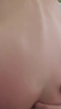 Rubia de aspecto inocente está siendo azotada y duro por un chico grande