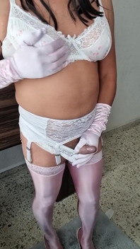 Je me sens sexy dans un autre de mes ensembles de lingerie fleurie, et des talons sexy