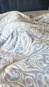 Joven zorra con pechos enormes se corre en las tetas