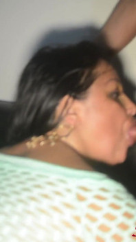 Darlene Amaro en gangbang et se fait injecter plusieurs éjaculations dans la bouche