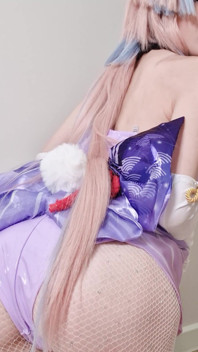 Sangonomiya Kokomi yang lembut dengan tetek bunny dan bodysuit lateks mengusik dengan pantat comelnya dalam pakaian jala