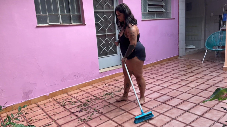 Quente club: Neighbor Went to Help the Chubby Girl Sweep the Yard...