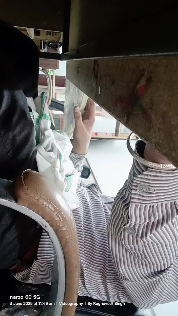 Rajasthani-old-lover: Il patrigno indiano si gode la masturbazione in ufficio