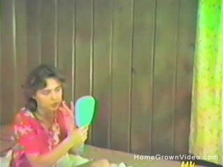 Homegrown Vintage: Une brune se rase la chatte doucement sous la douche