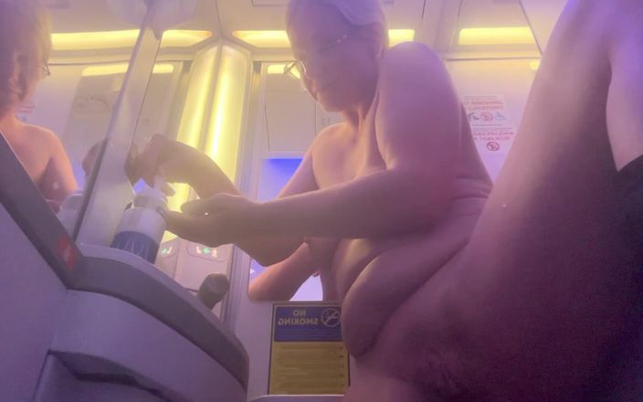 Putarankahotmilf: 비행기 화장실에서 폭발성 시오후키와 보지 퍼짐