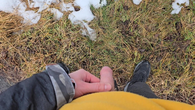 Alpha pee king: Biraz riskli işiyor - bakış açısı doğa yürüyüşü sırasında açık havada...