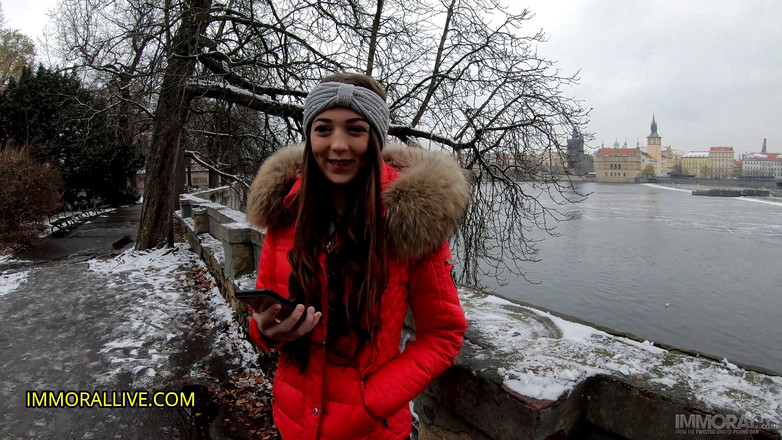 Immoral Family: Fata superbă Isabella De Laa este hrănită cu spermă într-un sex în...