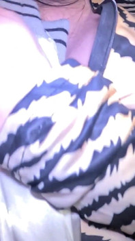Fétiche du tabagisme, destruction de la veste bomber et masturbation coquine dans une combinaison en nylon brillant