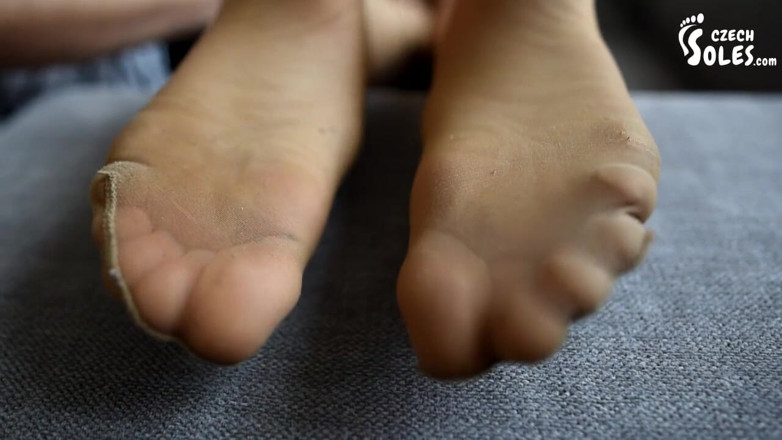 Czech Soles - foot fetish content: Dependentă de picioarele ei în ciorapi