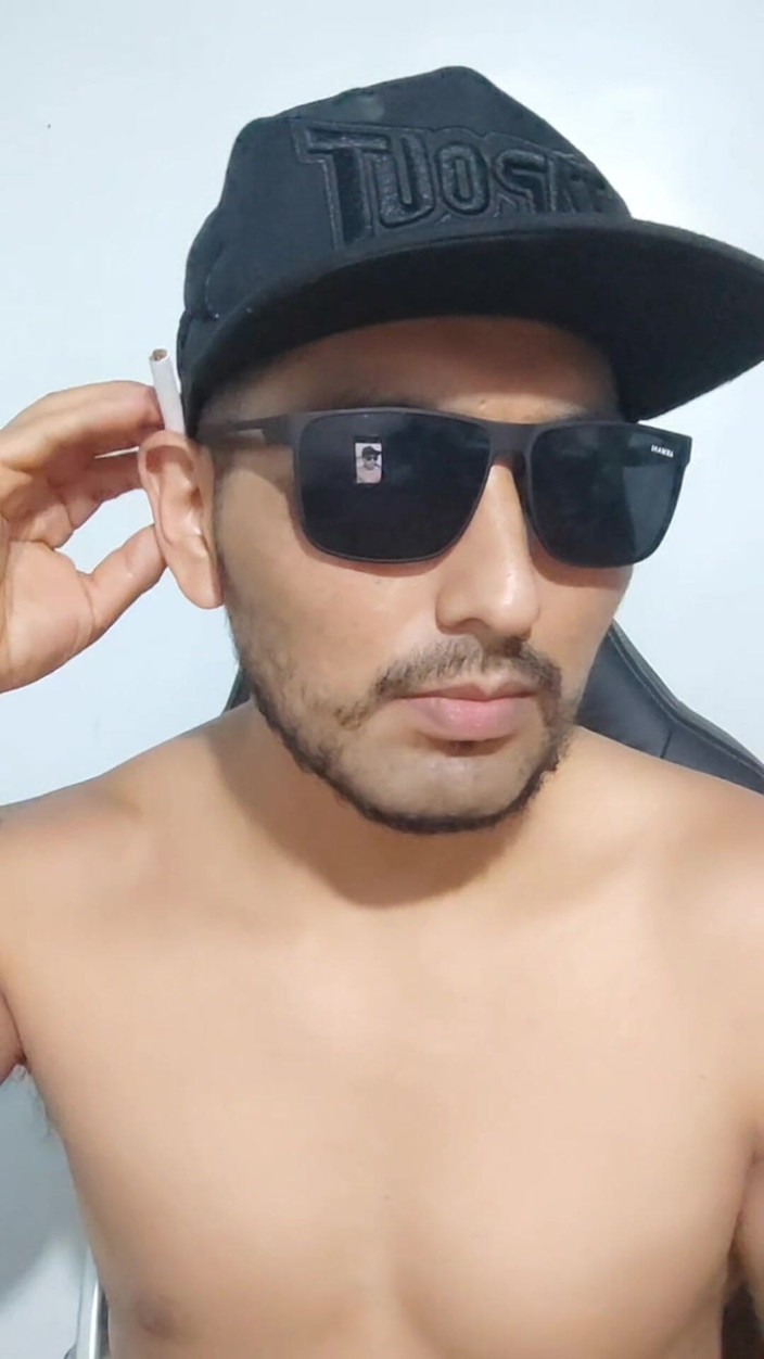 Hornyboy2058: Alpha man spottar och förödmjukar