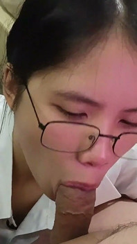 น้องสาวไม่แท้ดูดควยก่อนไปวิทยาลัย