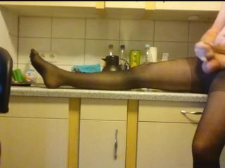Carmen_Nylonjunge: Une fille excitée se branle dans des collants étrangers fins