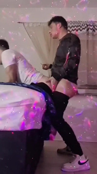 Fumantes namorados gays em pêlo anal com porra na bunda