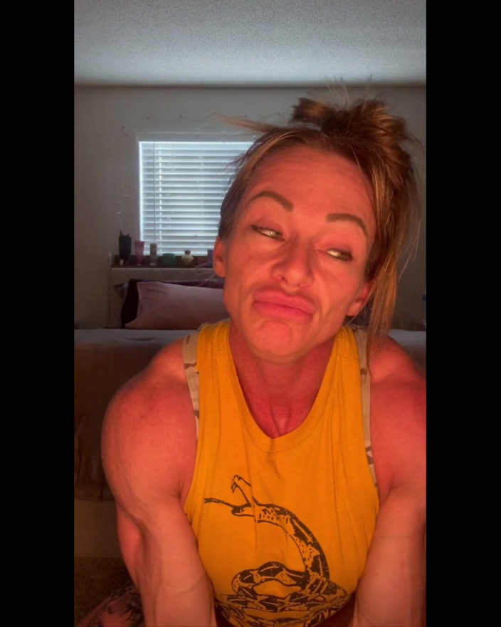 Simone Steele: Mutandine sudati post palestra