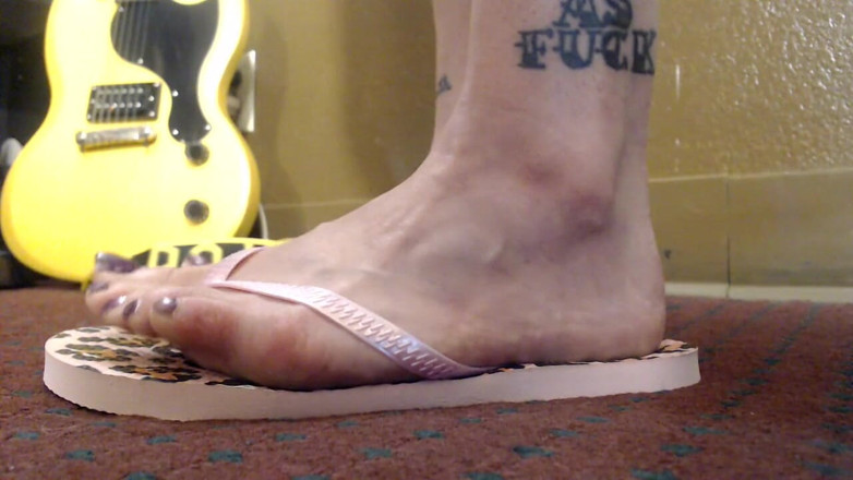 Abby Anna: Detailní záběr na hraní s botou flipflop