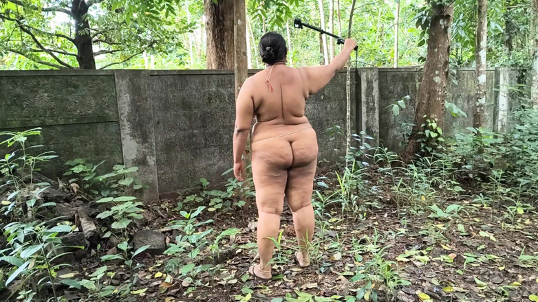 Anne Ipe: Desi molliges mädchen macht nackt im wald