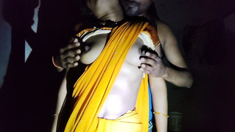 Sexywife: Sarı sari içinde ateşli Hintli kamwali bai romantizmi