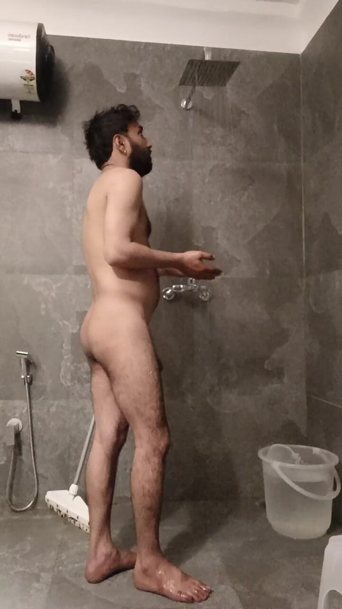 Rajasthani-old-lover: Indisk man njuter av bad på hotellet