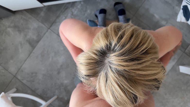 Heatwave Porn: Dojrzała blondynka macocha ssie kutasa w kuchni