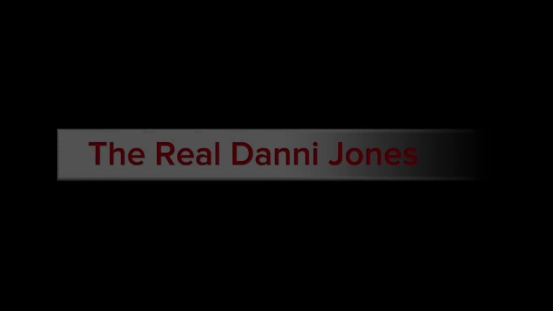 Danni Jones: Hijastro ayuda a la tetona culona milf madrastra Danni Jones...