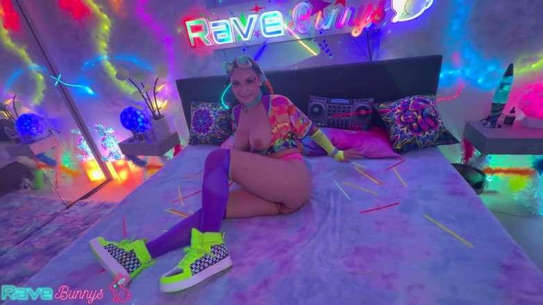 Rave Bunnys: Katalina Kyle Twerks in Thigh Highs Before Dropping to Her...