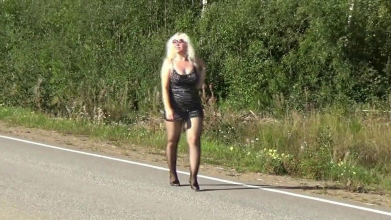 Nylon-Heels: Bella donna con un vestito corto