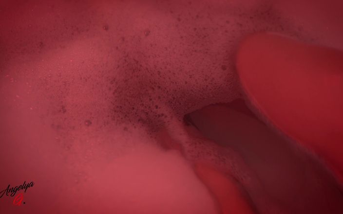 AnGelya G: Meisje met een geweldig figuur in de badkamer