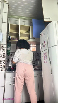 Une femme au foyer pulpeuse pète en faisant la vaisselle