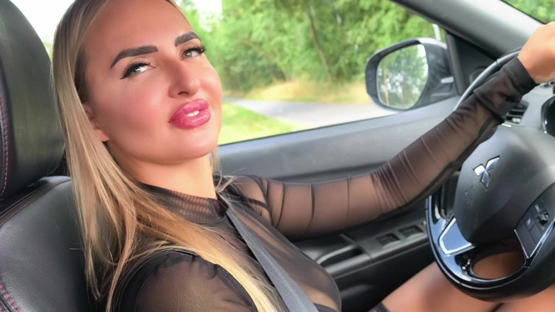 Goddess Lena: ヒールとナイロンで運転する