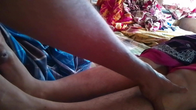 LEGSCOUPLE12: Menina indiana do interior massageia o pênis da amiga com...