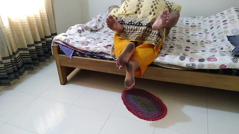 Aria Mia: Desi sexy MILFka Jezdí na péru svého nevlastního syna