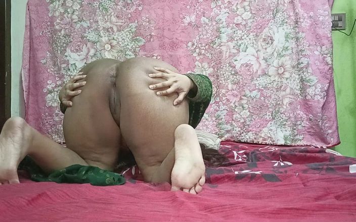 Sairaxsaim: पाकिस्तानी अकेली लड़की Sairaxsaim घर पर अकेली गीली चूत में ऊँगली कर रही है