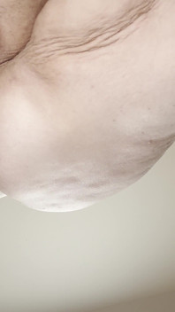 Nuda accovacciata in cam