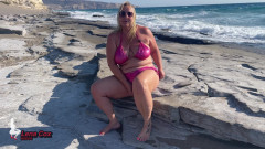 Lena Cox: Bikini-nymphomanin Masturbiert Am Strand - Riskante Squirting-orgasmen
