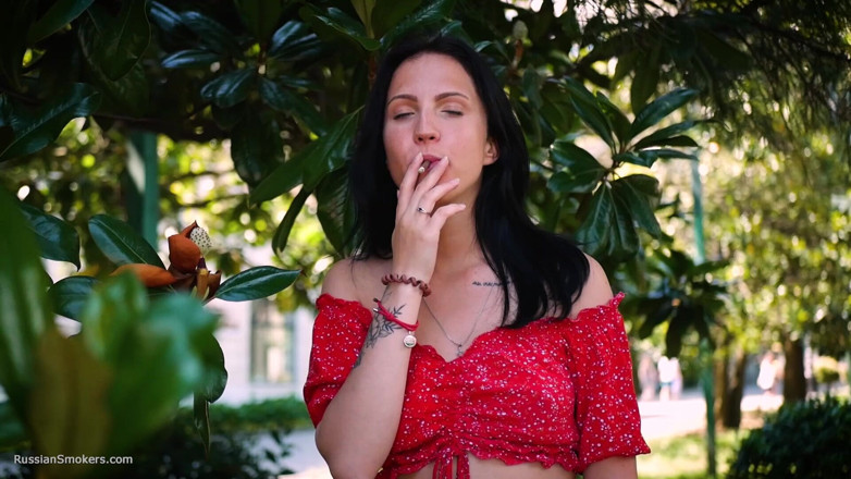 Russian Smokers: Duszna brunetka w czerwonej sukience pali zwiniętego papierosa