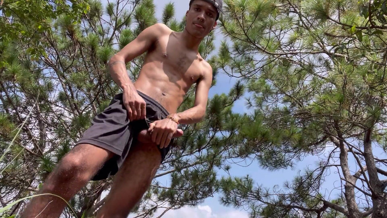 vergar4_daviid: Exhibicionista se desnuda en medio de la montaña