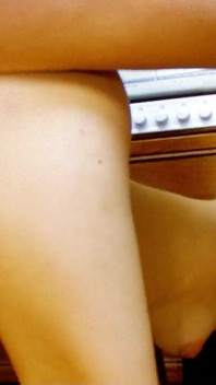 Mager MILF Gabrielle knullad av stor kuk i köket