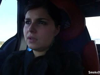 Smoke it bitch: Si filma da sola una scena smokey!