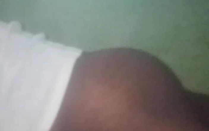 Badman4606: Une métisse bizarre exhibe son cul sexy