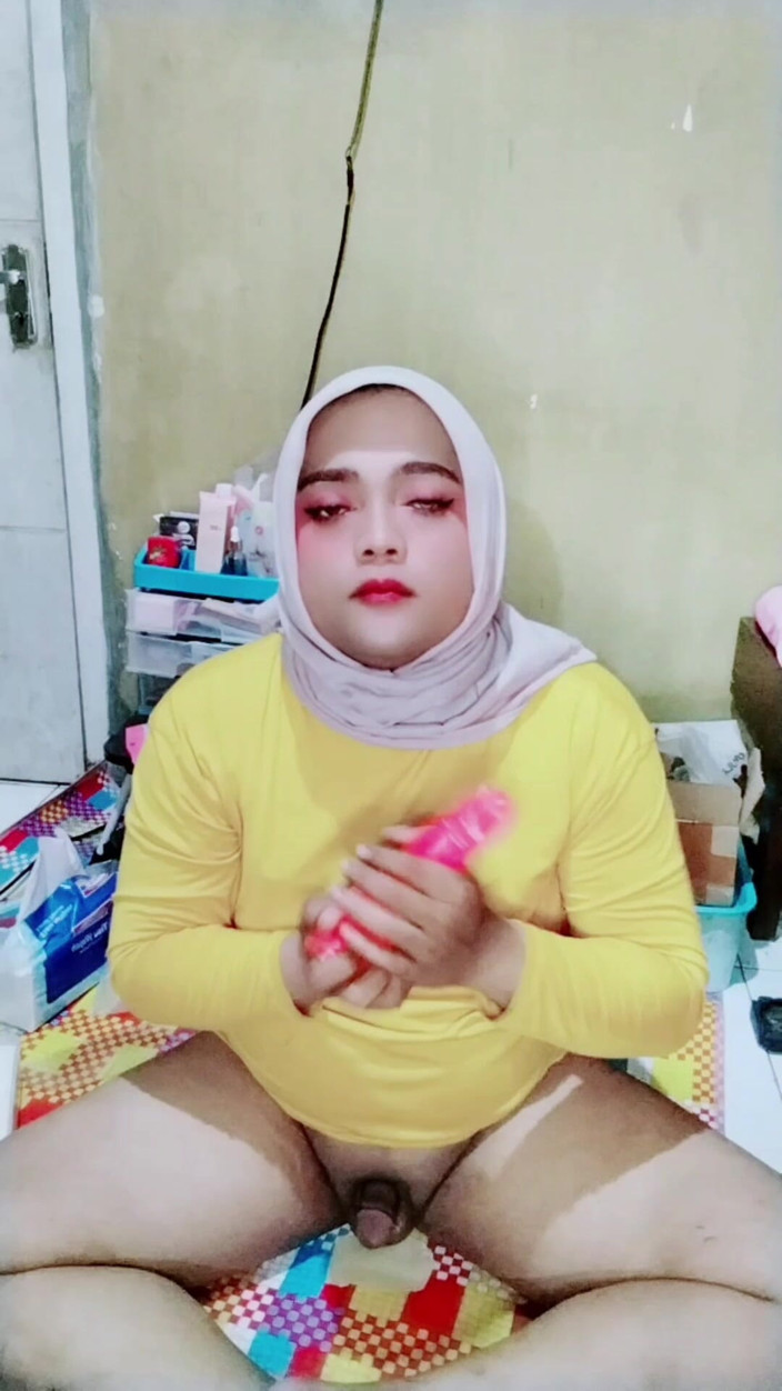 Ivvy Crossdresser: Ivvy Hijab แต่งตัวข้ามเพศ, ใส่กางเกงยีนส์ แล้วก็ช่วยตัวเอง