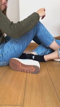 Blondinen med deformerade fötter och brunetten med onychomycosis många spikade till och med sina fötter