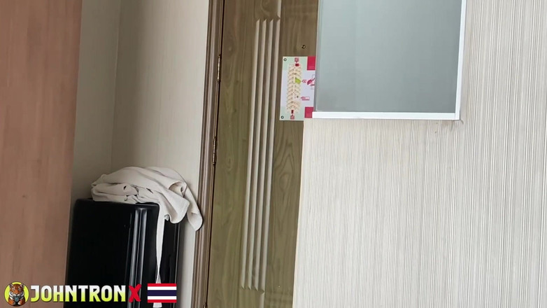 John Tron X: Johntronx - baise en POV et creampie d’une nana thaïlandaise amateur...