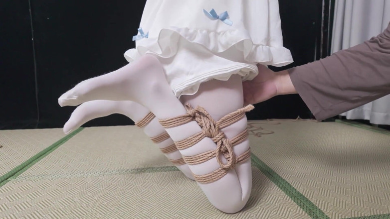 Aisan girl bondage: Xr24-a Girl Wearing White Clothes and White Stockings Was Hung...