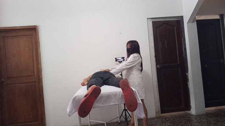 NEGRITA SEXY: A massagem no instituto terminou deliciosamente! Meu namorado entrou enquanto...