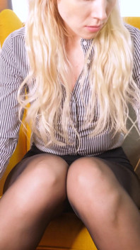 La secretaria de nailon caliente se satisface con los dedos en su coño mojado con medias transparentes.