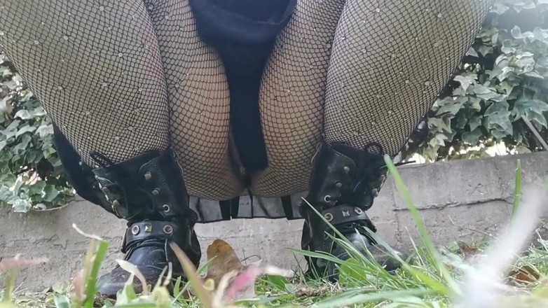 Nicoletta Embassi: Hot pee in the garden