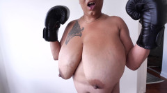 Stephanie Roberts: ダニーがパート1で胸をボクシングする